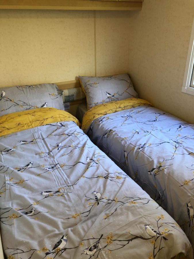 Captivating 2-Bed Static Caravan In Holyhead Llanfachraeth Экстерьер фото